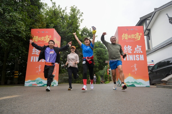 市民歡快地沖過終點。 代宇航攝