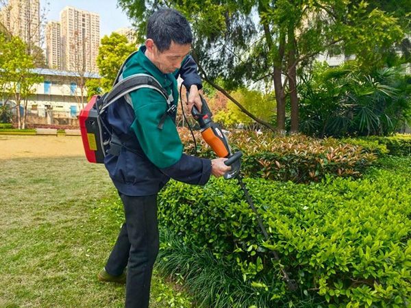 園區綠化工作場景。保利物業重慶公司供圖