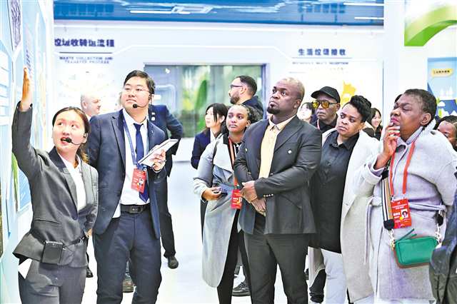 10月29日，位于渝北區的三峰御臨環保發電廠，嘉賓們聽取工作人員介紹如何將垃圾變廢為寶。 記者 謝智強 攝/視覺重慶