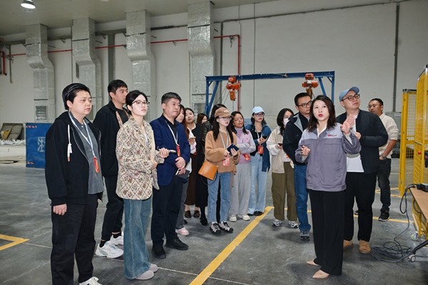 技術人員在生產車間為眾人介紹產品。主辦方供圖