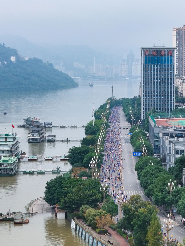 2025重慶涪陵白鶴梁半程馬拉松賽現場。涪陵區融媒體中心供圖