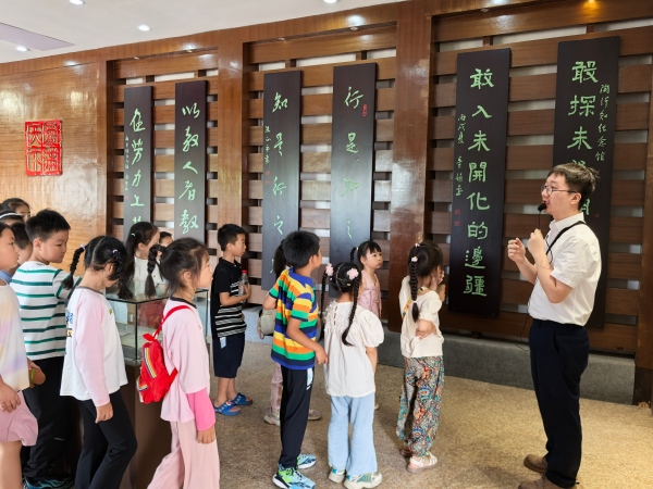 學生們參觀陶行知先生紀念館。合川區融媒體中心供圖