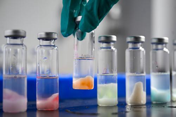 10月29日，位于江北區的登康口腔，研發人員在對牙膏膏體進行試驗。記者 張錦輝 攝/視覺重慶