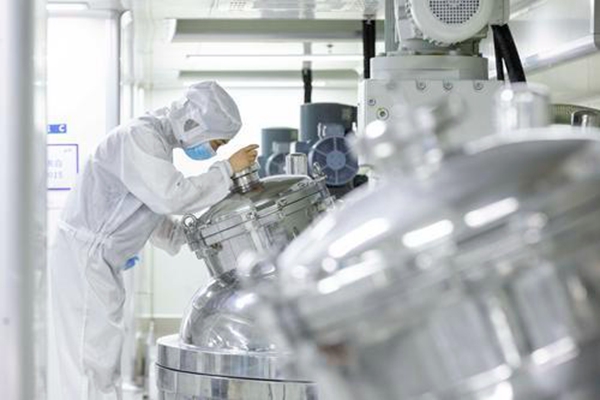 10月29日，位于江北區的登康口腔智能工廠，制膏工作人員透過觀察鏡查看全自動制膏主機實時生產情況。（登康口腔供圖）