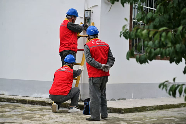 供電所工作人員正在為村民修繕電力問題。主辦方供圖