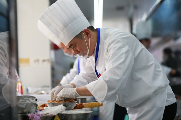 廚師現場烹飪美食。開州區委宣傳部供圖