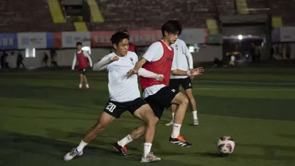 黔江白堊紀恐龍隊賽前訓練。組委會供圖