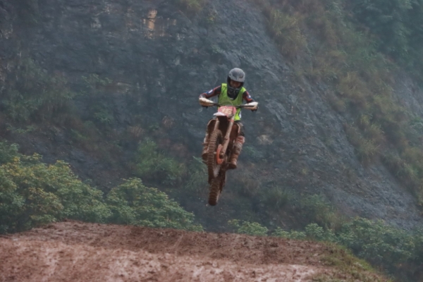 選手騰空躍起。巴南區融媒體中心供圖