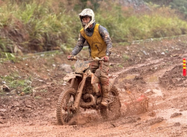 車手們在泥濘中角逐。巴南區融媒體中心供圖