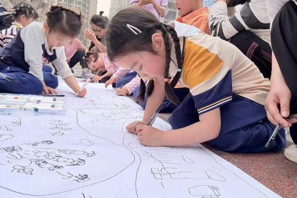 與家長共繪課程資源地圖。玉帶山幼教集團供圖