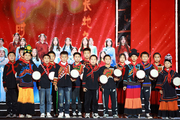 大涼山爾馬千村愛慕小學的表演。學校供圖