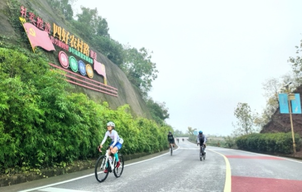 行駛中的參賽選手。彭怡攝