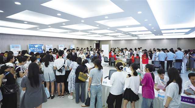 市藥品不良反應監測中心在重慶醫科大學舉辦2025年“全國藥品安全宣傳周——攜手共建藥品安全防線”進校園活動