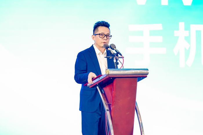 vivo品牌數字傳播部總經理舒科介紹“vivo拍拍·新重慶”手機攝影大賽。 活動主辦方供圖