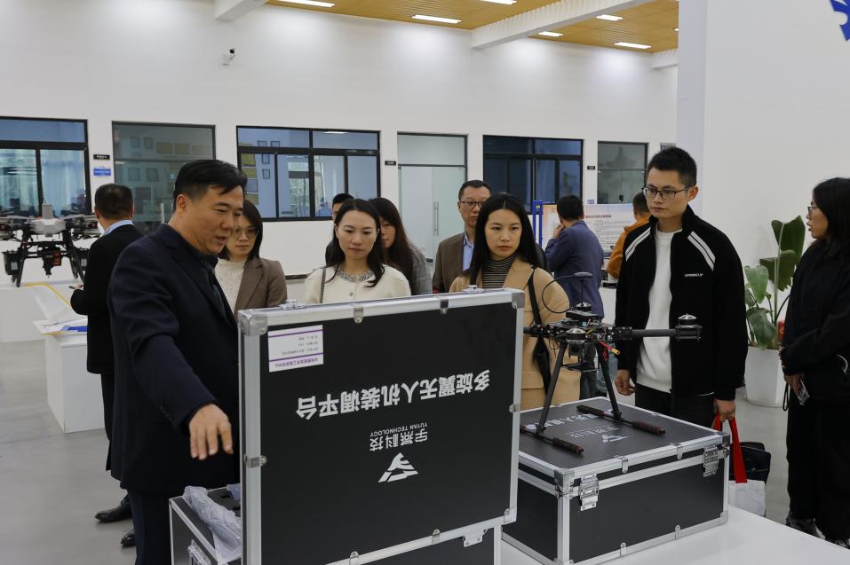 代表們參觀學校。學校供圖