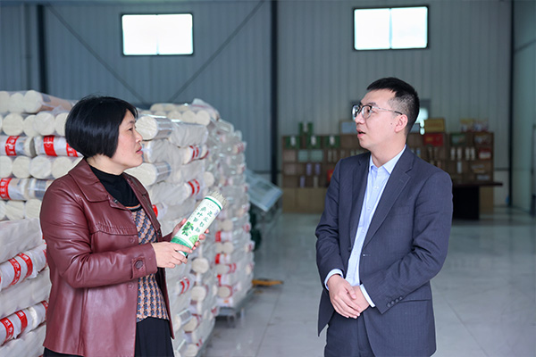 農行工作人員一對一了解企業需求。向詩佳攝