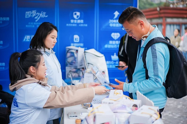 全球通用戶領取專屬權益。重慶移動供圖