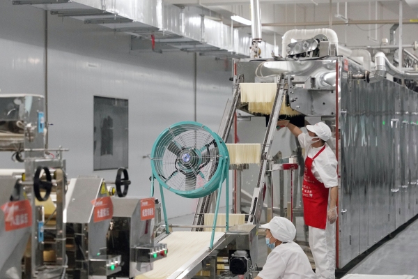 重慶小面生產車間。鐘戈攝