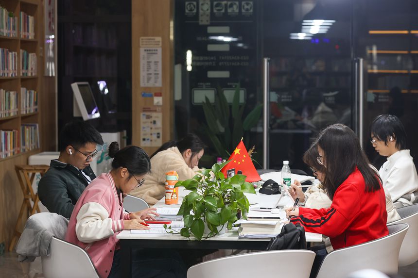 11月3日，兩江新區渝興廣場24小時城市智慧書房，不少市民正在書房內閱讀、自習。記者 尹詩語 攝