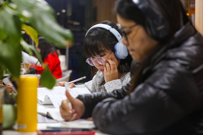 11月3日，兩江新區渝興廣場24小時城市智慧書房，不少市民正在書房內閱讀、自習。記者 尹詩語 攝