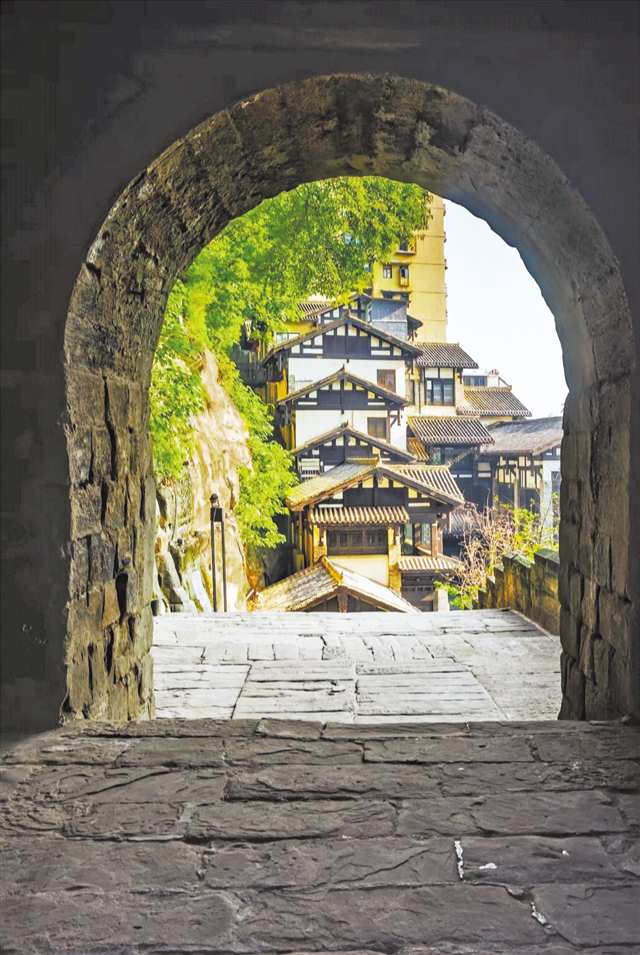 修繕后的東水門與東水門商業街融為一體。記者 左黎韻 攝\視覺重慶