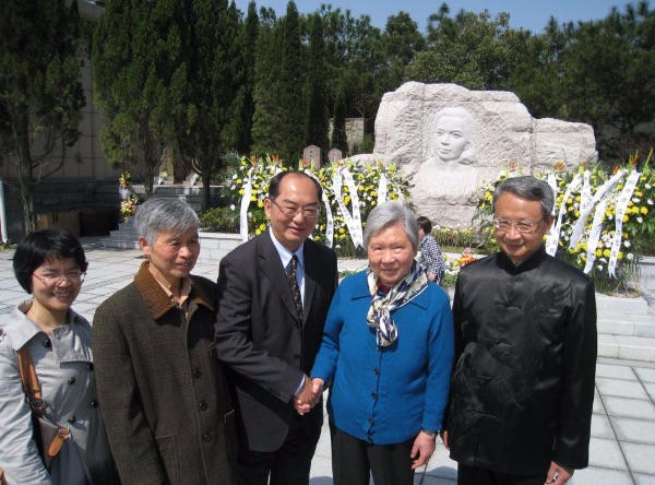 劉添財與朱楓烈士后人合影。受訪者供圖