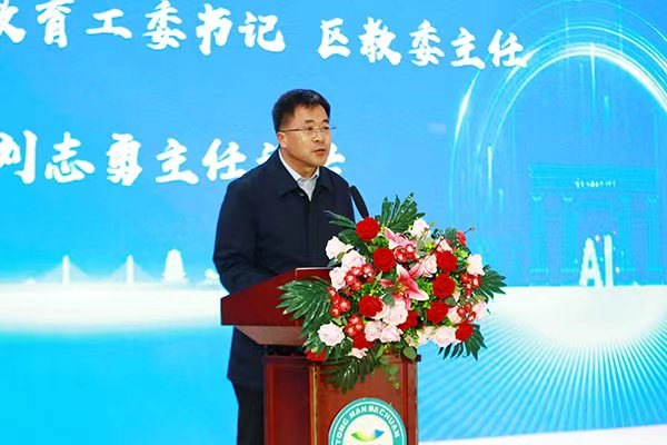 潼南區委教育工委書記、區教委主任劉志勇講話。張源攝