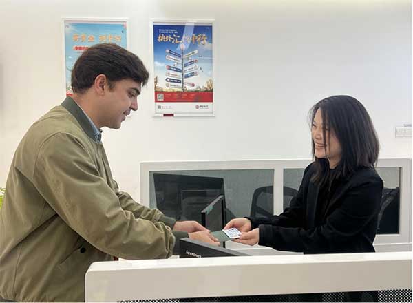 辦理外籍人才社?？?。中國銀行重慶市分行供圖