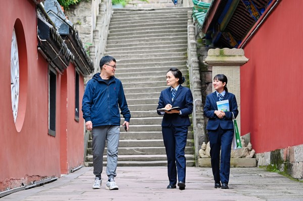 在豐都名山風景區，郵儲銀行豐都支行工作人員與重慶豐都文旅集團副總經理傅馬交流，了解文旅升級背后的資金保障實踐。郵儲銀行重慶分行供圖