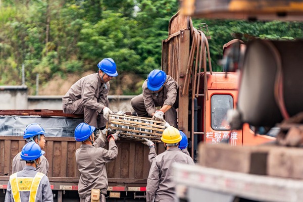 電力人員安裝、調試設備。國網重慶永川供電公司供圖