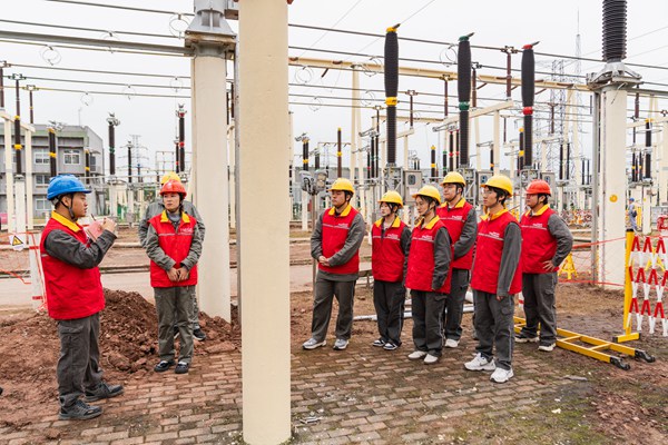 技術專家現場授課。國網重慶永川供電公司供圖