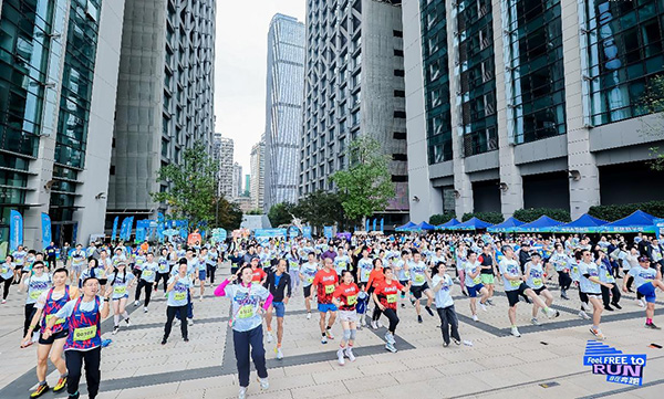 參賽選手在Keep專業教練的帶領下進行熱身，凱德發展供圖