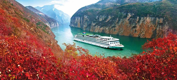 正在長江三峽行駛的黃金游輪。重慶文旅集團供圖