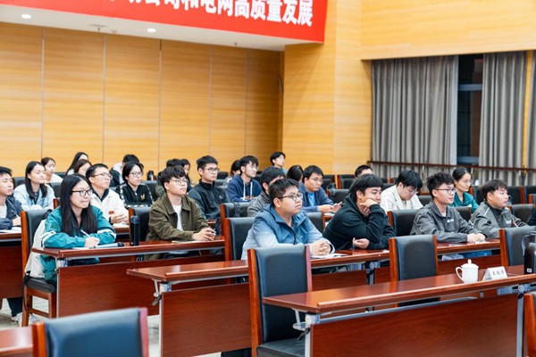 夜?，F場大家專心聽講。國網重慶永川供電公司供圖