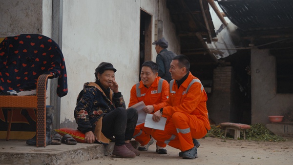 駐村工作隊走訪村民家，了解村情民情。國家管網集團西南管道公司重慶輸油氣分公司供圖
