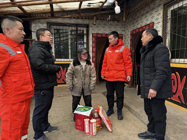 王倫（左一）、王山（右二）為村民送去幫扶物資。國家管網集團西南管道公司重慶輸油氣分公司供圖