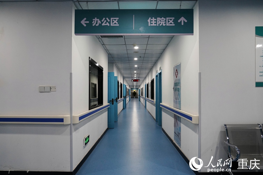 重慶兩江影視動漫文創園實景搭建的醫院病房。人民網記者 胡虹攝