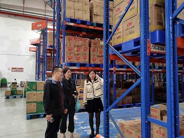 中國銀行沙坪壩支行走訪企業。重慶市委金融辦供圖