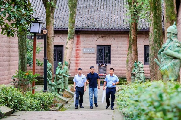 郵儲銀行工作人員走訪調研釣魚城景區并與相關負責人交談。郵儲銀行重慶分行供圖