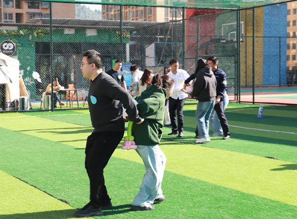 活動現場嘉賓進行互動游戲。共青團酉陽縣委供圖