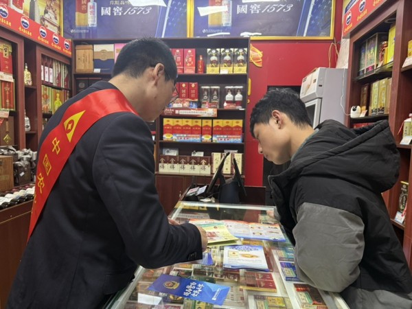 大足支行組織宣傳人員前往大足區龍崗街道，面向商戶及公眾發放宣傳折頁，解答疑問，提示警惕非法集資、電信網絡詐騙等涉洗錢風險。農發行重慶市分行供圖